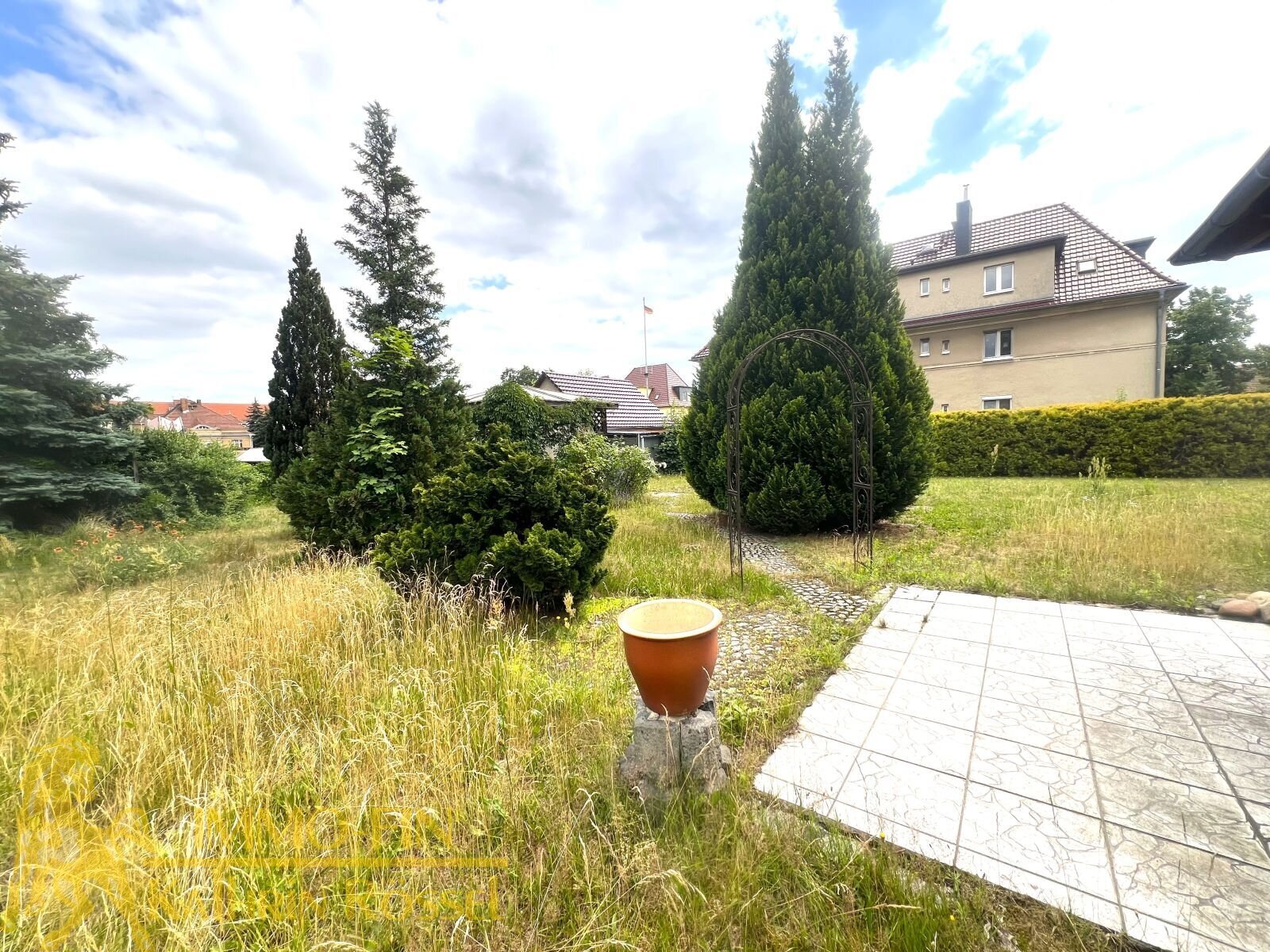 Bunglow im Garten mit Terrasse