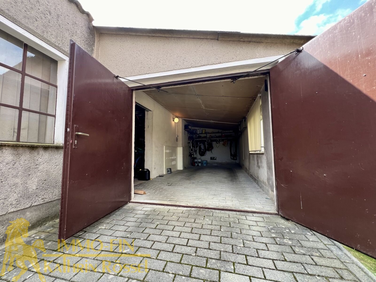 Nebengebäude: Blick in die Garage