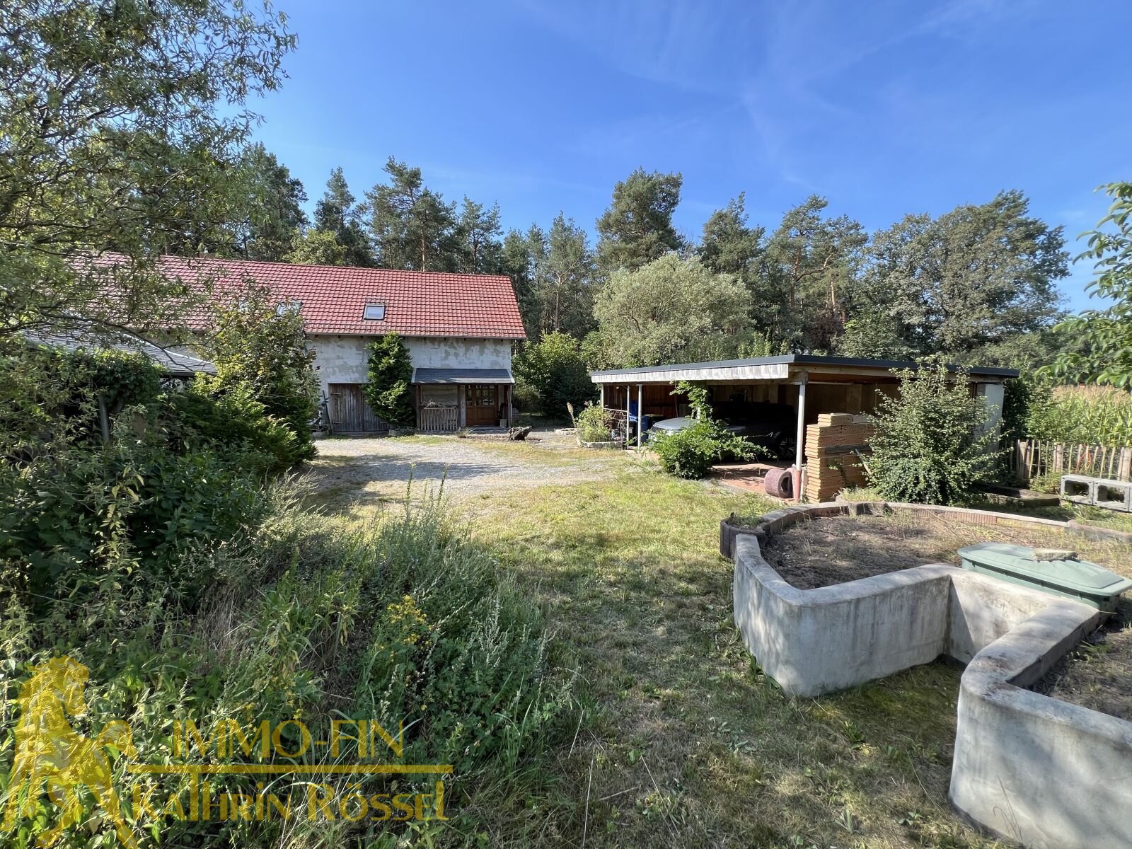 Blick in den Hofbereich auf das NG und den Carport