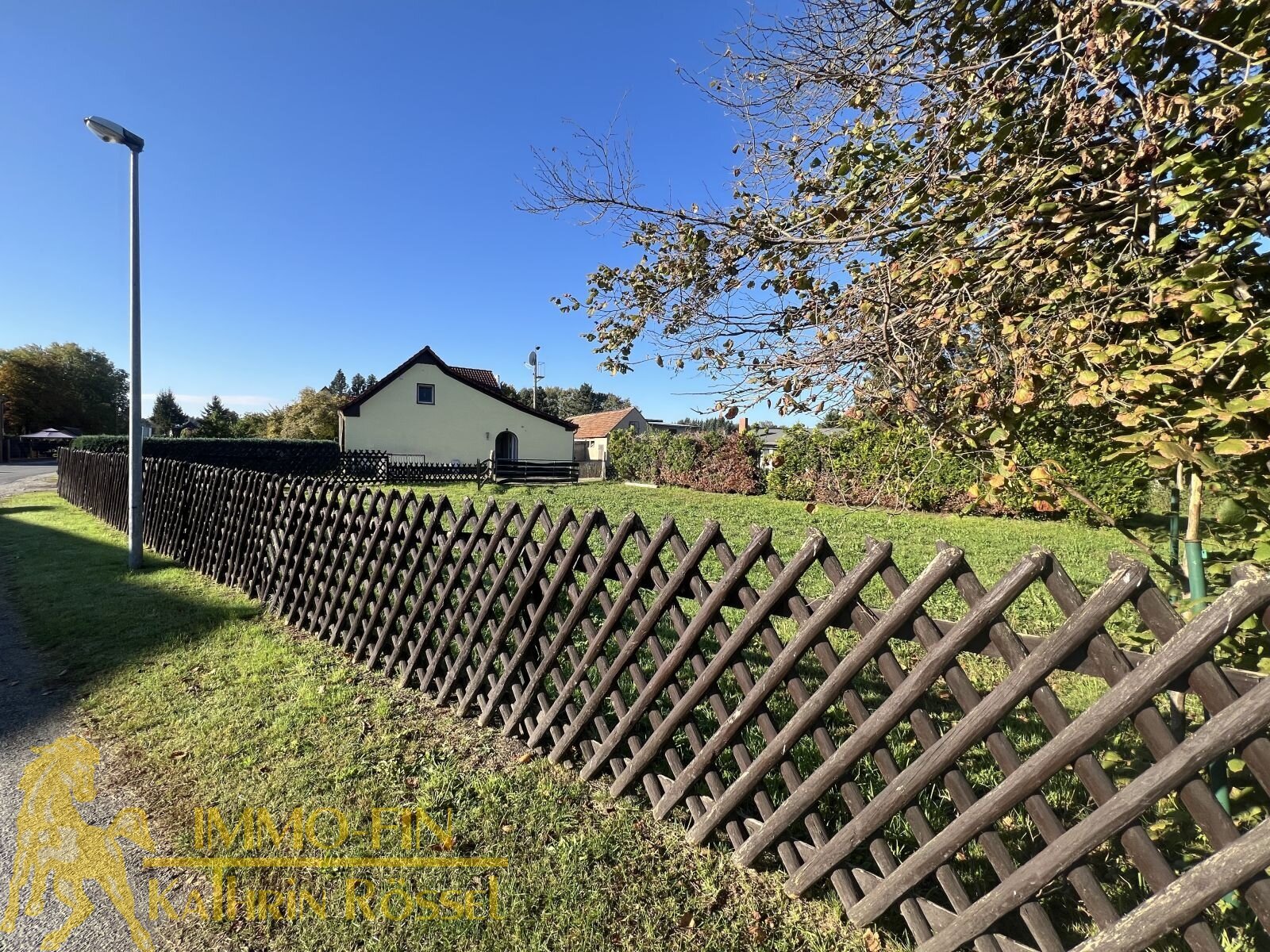 Große Fläche neben dem Wohnhaus (Tierhaltung)