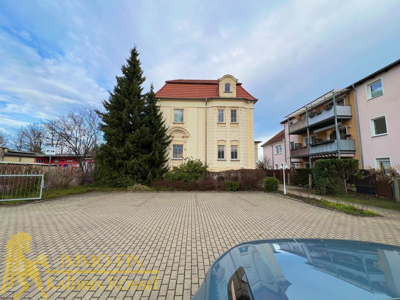 Blick auf die Villa vom Parkplatz aus