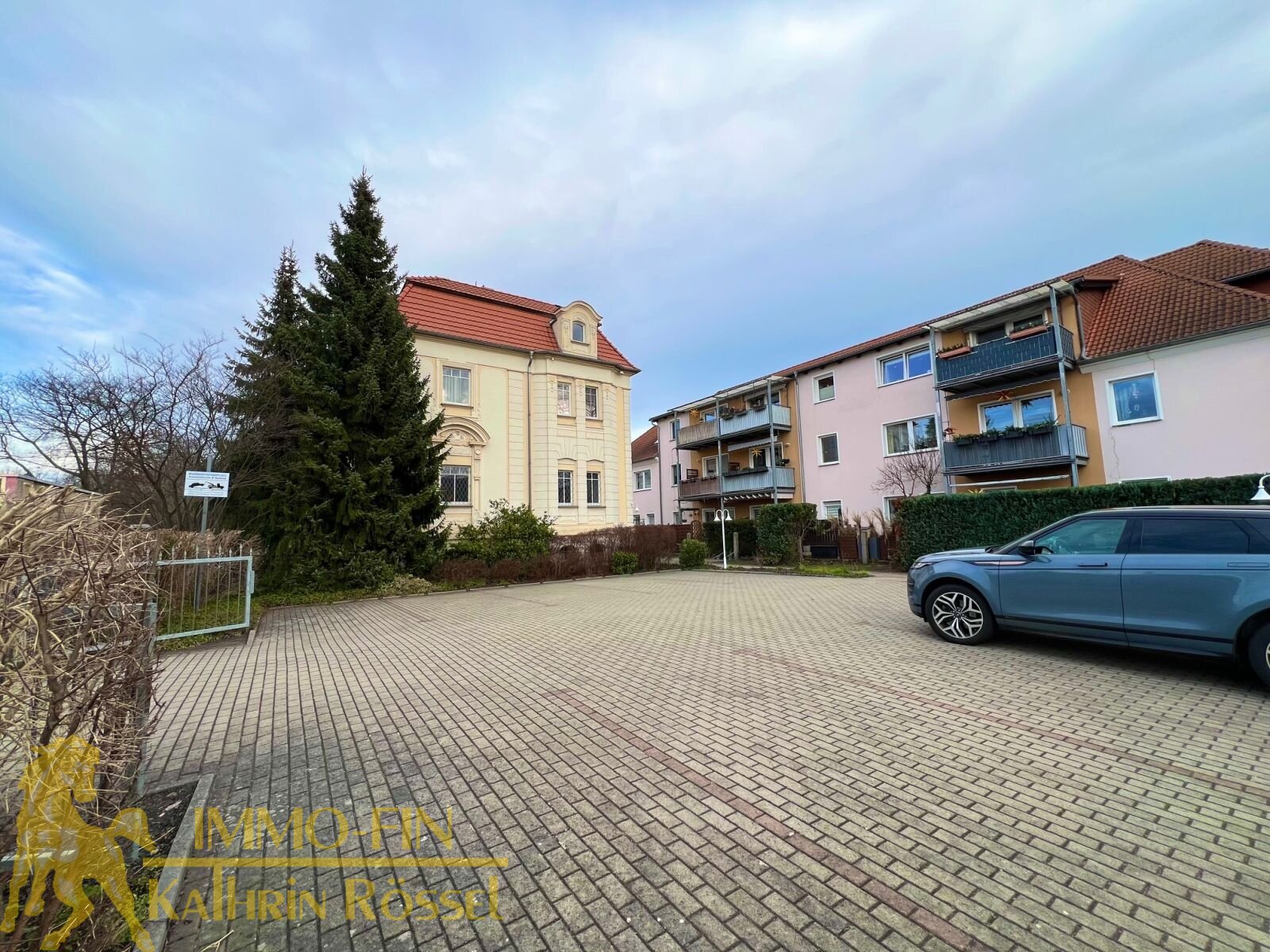 Parkplatz mit ca. 10 Stellplätzen