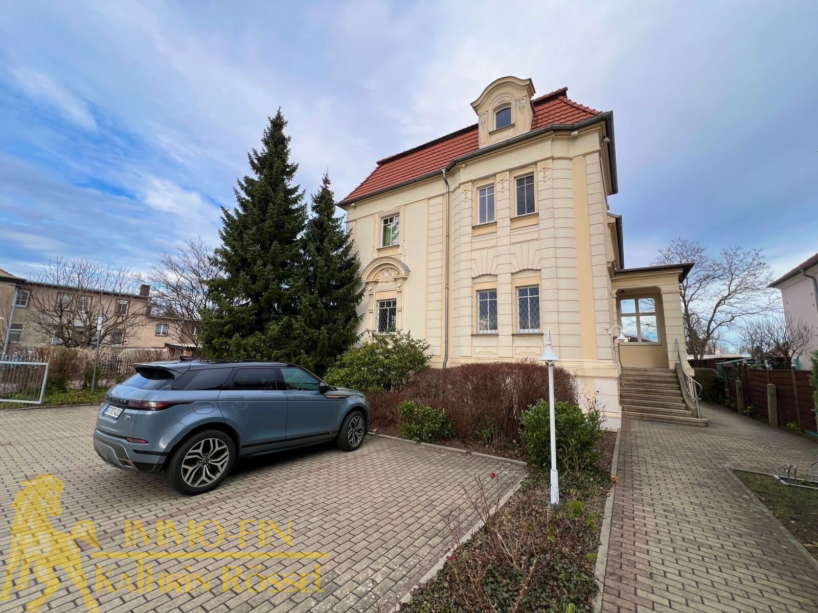 Parkplatz mit Blick auf die Villa