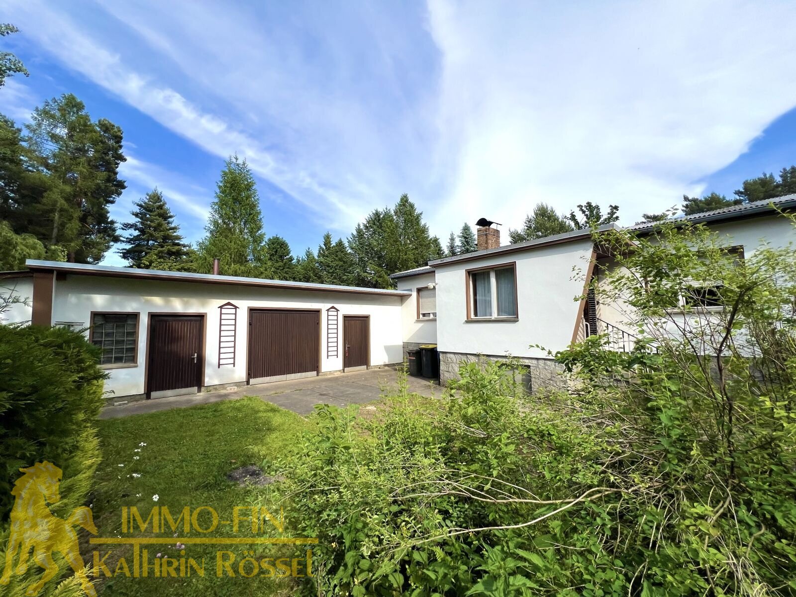 Neustart im Grünen: Wohnen auf einer Ebene mit parkähnlichem Garten und Nebengelass Neustart im Grünen: Wohnen auf einer Ebene mit parkähnlichem Garten und Nebengelass