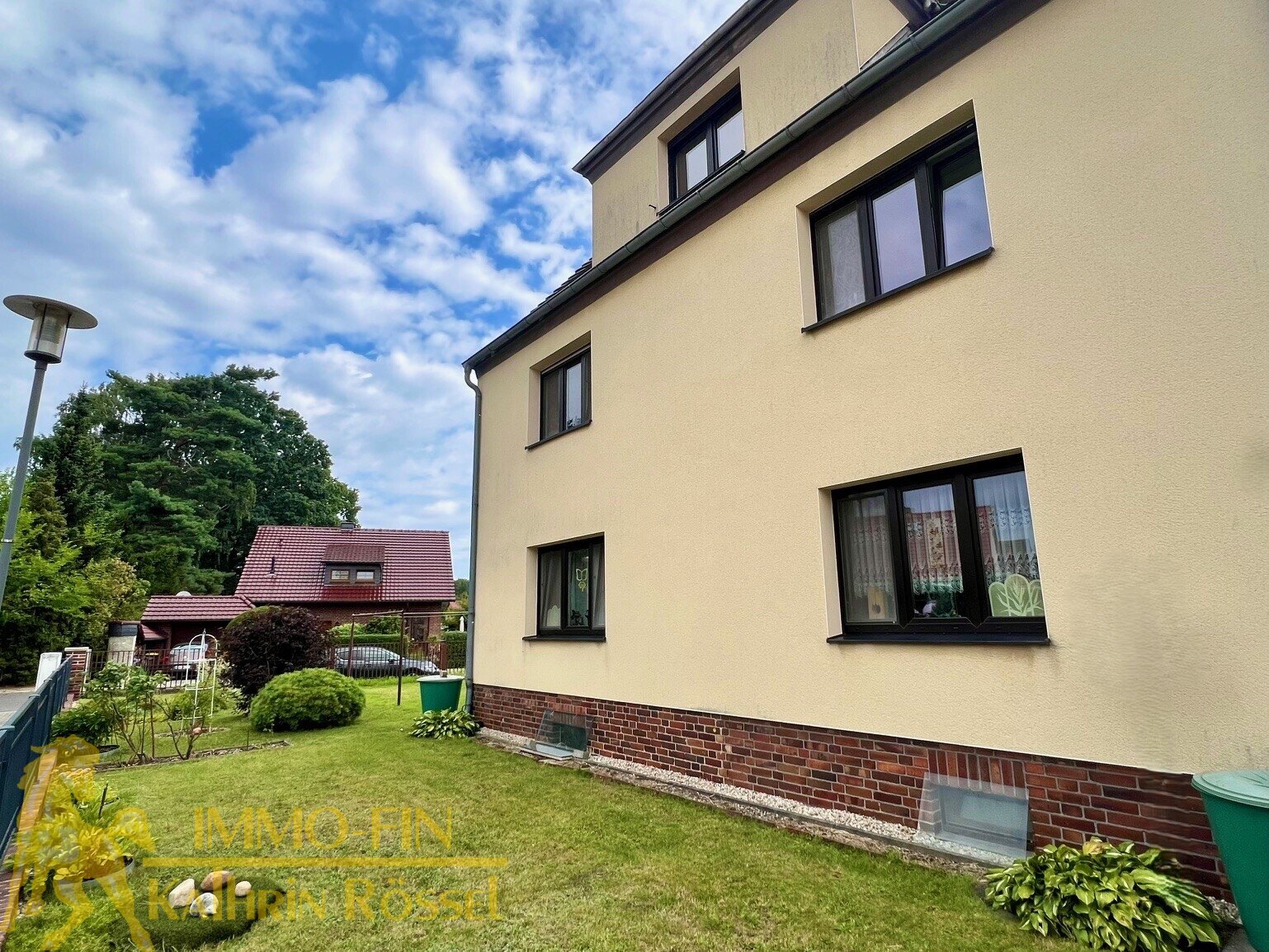 Mehrgenerationenhaus am Stadtrand mit 6 Garagen, Carport und Garten Mehrgenerationenhaus am Stadtrand mit 6 Garagen, Carport und Garten